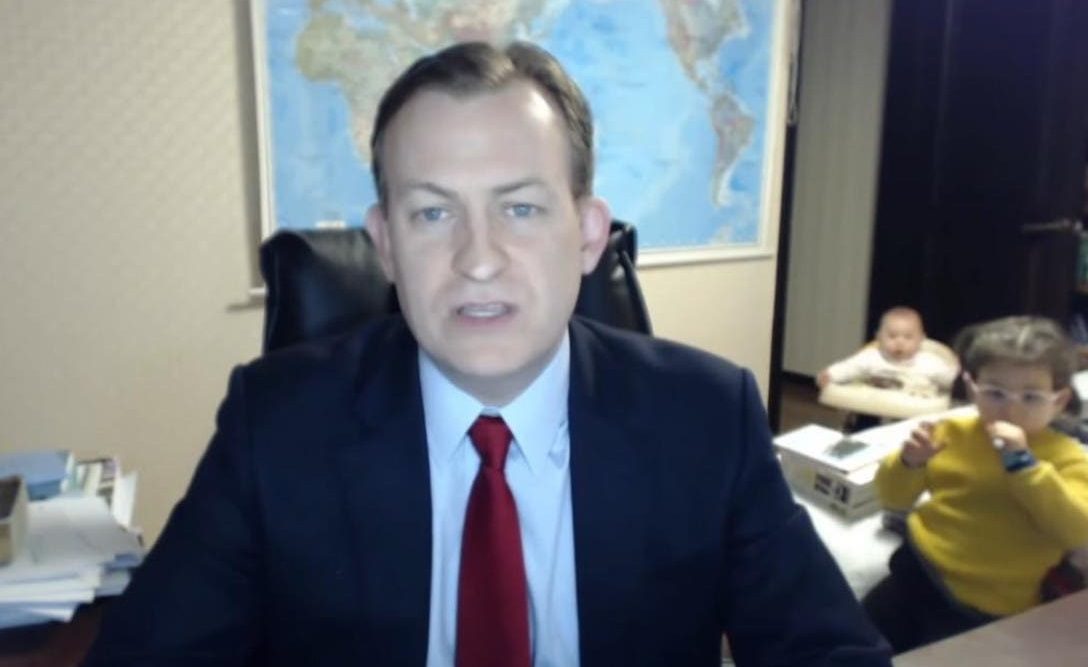 تذكرون الرجل الذي شاهد العالم طفلته وهي تقتحم مقابلته؟ وضعته مجدداً بموقف أكثر حرجاً (فيديو) ﻿