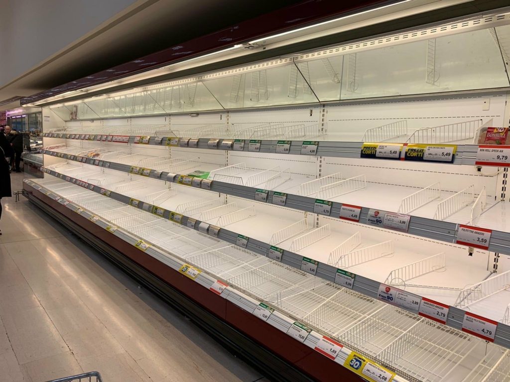 رفوف فارغة من المنتجات في أحد المتاجر بألمانيا