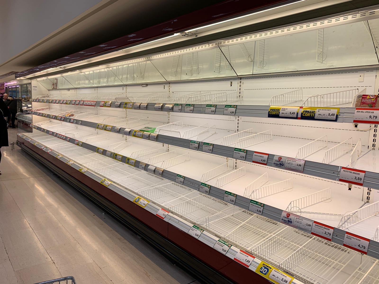 رفوف فارغة من المنتجات في أحد المتاجر بألمانيا