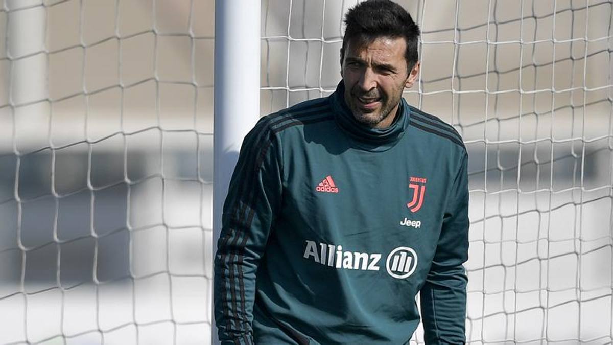 لم يحسم موقفه بعد.. يوفنتوس يسعى لتمديد عقد «الأسطورة بوفون» رغم تراجع دوره الفني