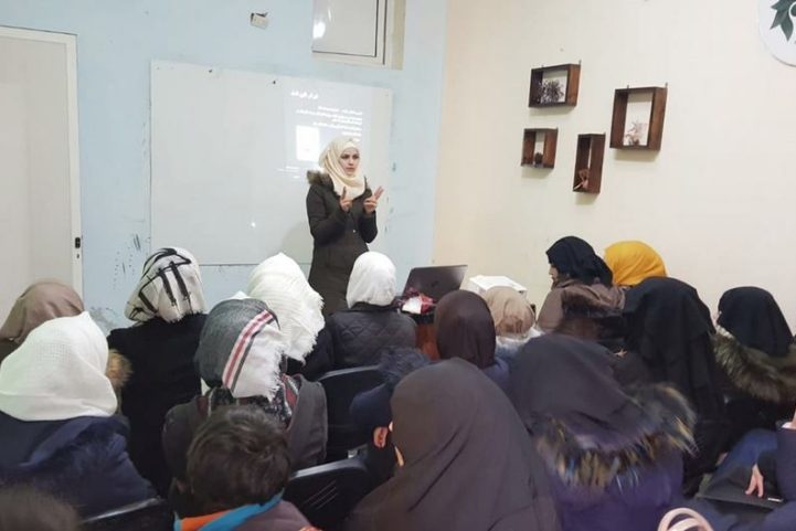 في مركز تمكين النساء، تستضيف خيطي أحيانًا 25 زائرًا يوميًا
