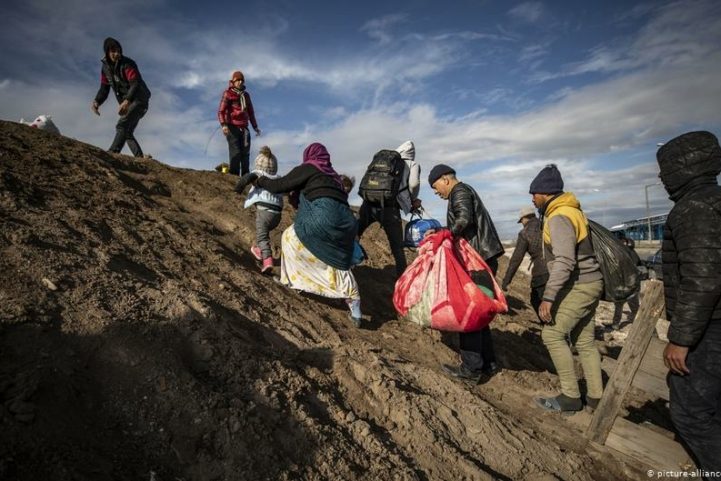 لاجئون يحاولون العبرون نحو اليونان من الحدود التركية/ AFP
