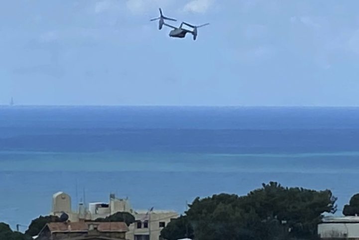 طائرة هليكوبتر أمريكية من نوع V-22 Osprey تقلع من السفارة الأمريكية ، شمال شرق بيروت، لبنان/ زينة كرم / أ ف ب
