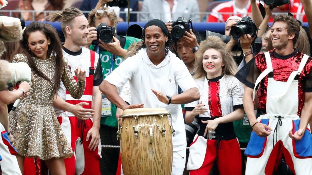 الغرق بالملاهي الليلية ودخول السجن.. كيف حوَّل رونالدينيو حياته إلى جحيم؟