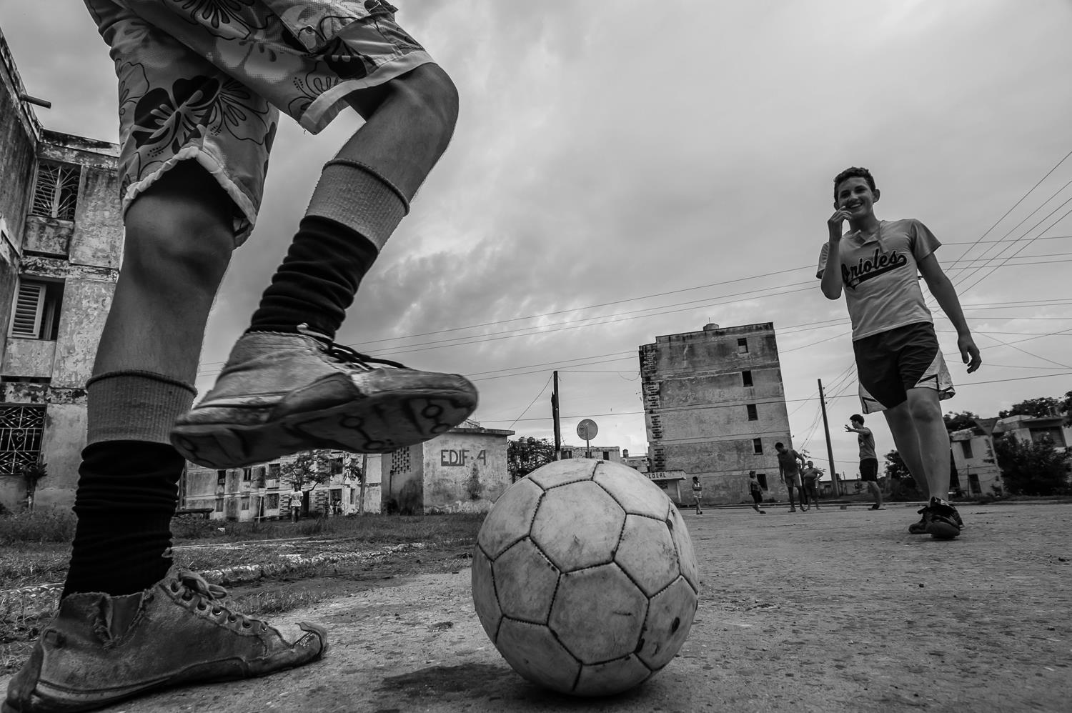 اغتيال متعة كرة القدم.. ماذا تفعل الأكاديميات في عقول الصغار؟