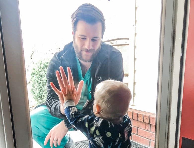 صور.. طبيب يكافح كورونا يفقد منزله بسبب إعصار في أمريكا وحملة تبرعات له