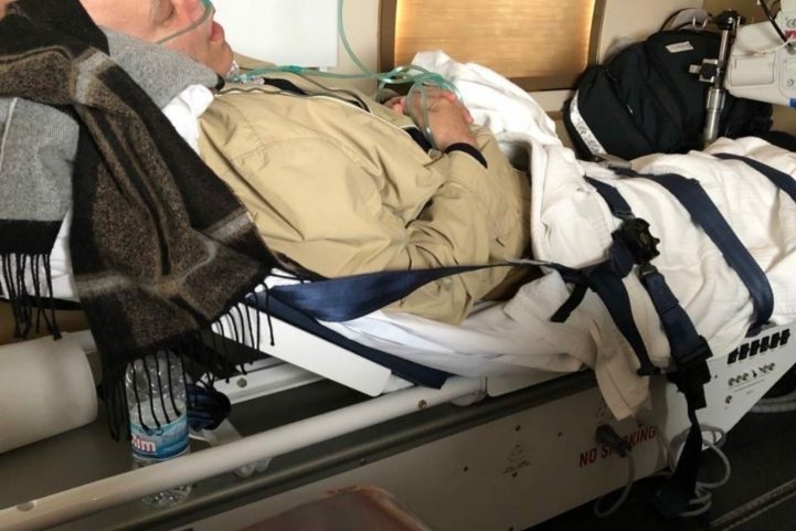فاخوري يستريح على سرير نقال في طريق عودته إلى منزله الجمعة/ فوكس نيوز