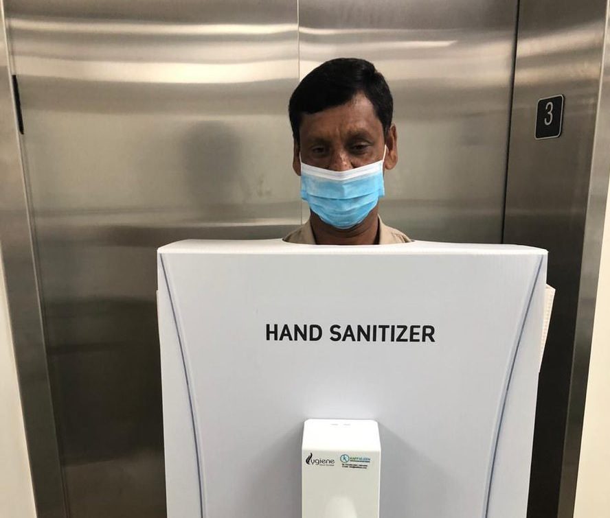 أرامكو تعلق على صورة العامل الذي يرتدي جهاز تعقيم داخل شركتها، لكنها تثير استياء جديداً