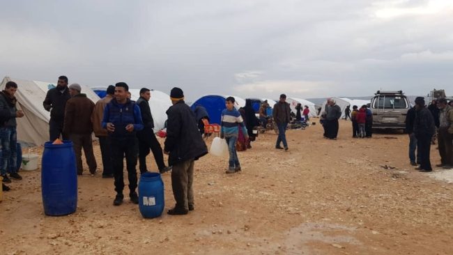 رغم خطر تكرار القتال.. آلاف النازحين يعودون إلى إدلب خوفاً من تفشي كورونا في المخيمات