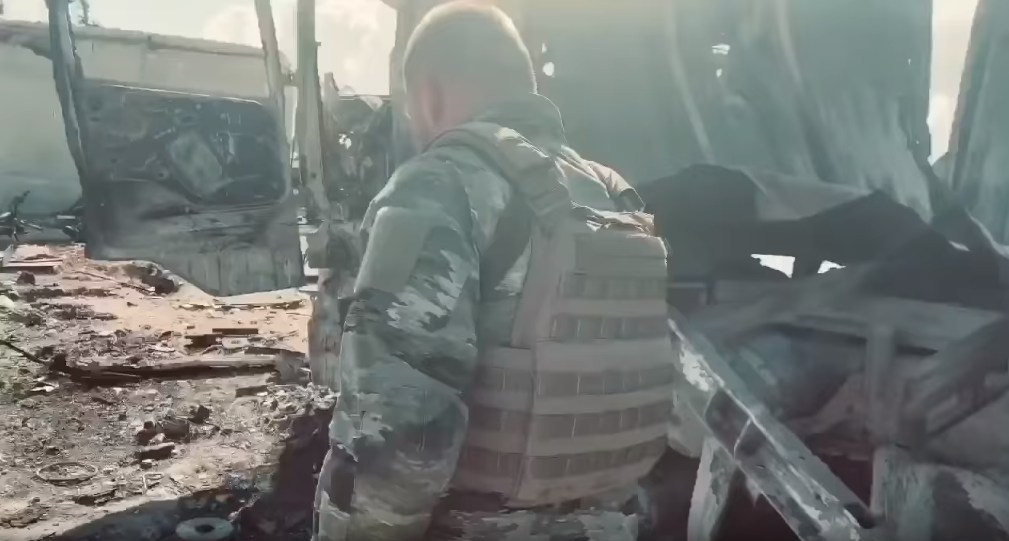 “تستهدف كل ما يتحرك وأجبرت الجيش على التخفي”! فيديو لآثار قصف الطائرات التركية لقوات الأسد