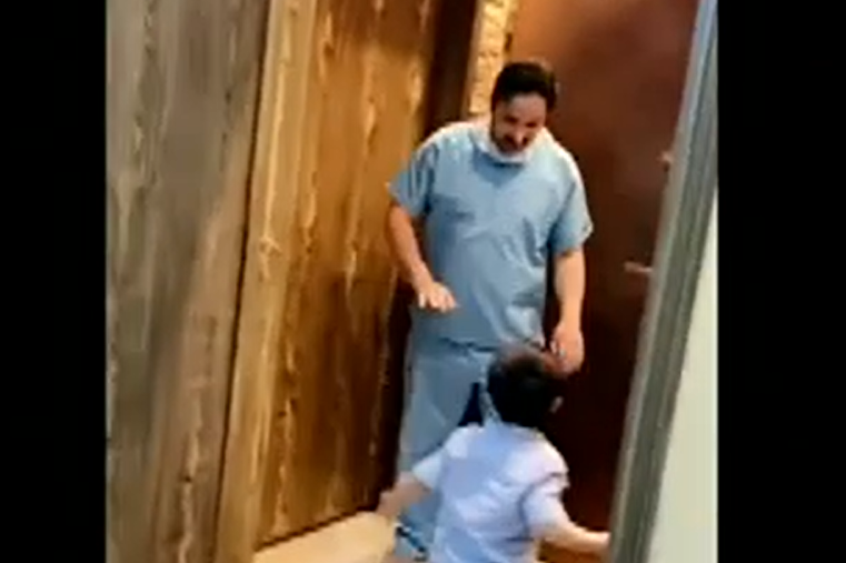 فيديو لممرض سعودي ينهار باكياً لعدم تمكنه من عناق طفله خوفاً من كورونا