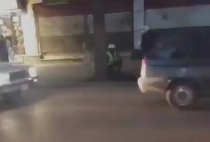 فيديو لسقوط رجل بدمشق والإسعاف يعقم المكان! المصور رفض الاقتراب لاحتمال إصابته بكورونا