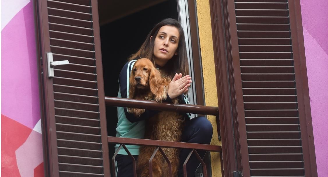 فيديوهات لإيطاليين يغنون في شرفات المنازل بصوت جماعي بعد أن أجبرهم كورونا على البقاء بالبيوت