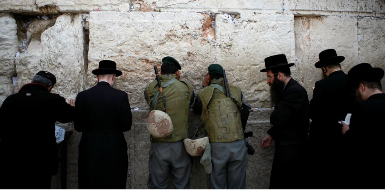 يتعبد يهود بأعداد كبيرة عند الحائط الغربي وغالبا ما يضعون صلوات مكتوبة في الفواصل