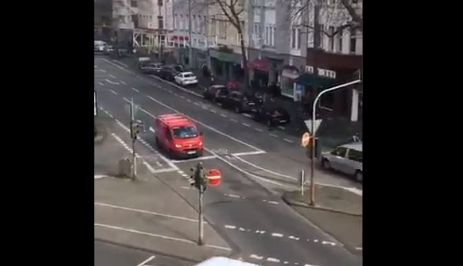 روبي هونكه يقوم بتسلية متابعيه بالتعليق المباشر على حركة المرور عند مفترق الطرق تحت نافذته في كولن