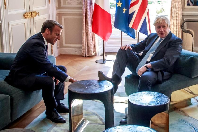 رئيس الوزراء البريطاني بوريس جونسون مع الرئيس إيمانويل ماكرون