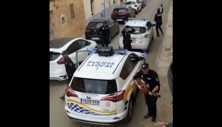 شارع صغير في مدينة ألغايدا، بجزيرة ميورقة، تظهر فيه سيارتا شرطة