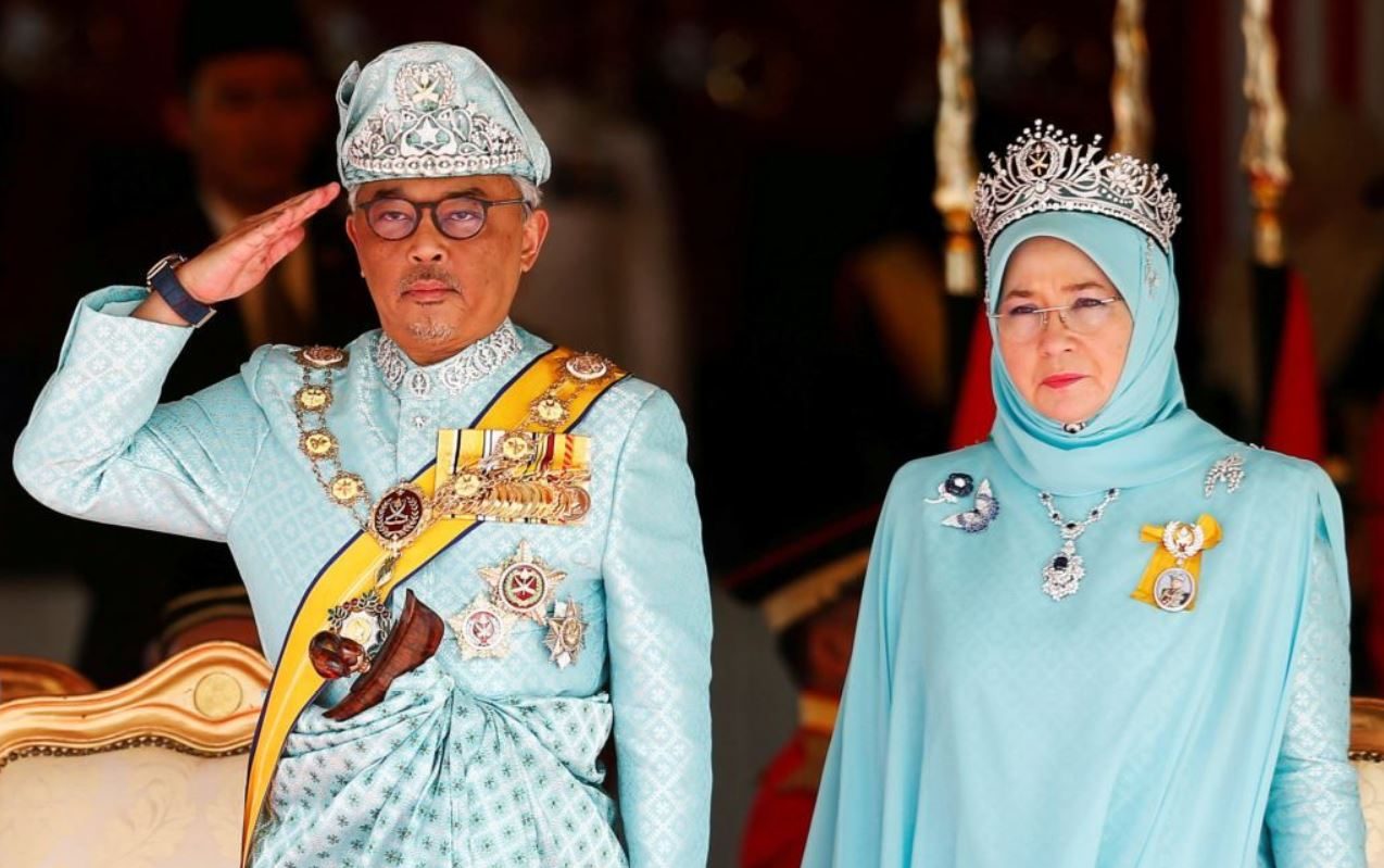 سلطان عبدالله رياض الدين وزوجته أمينة