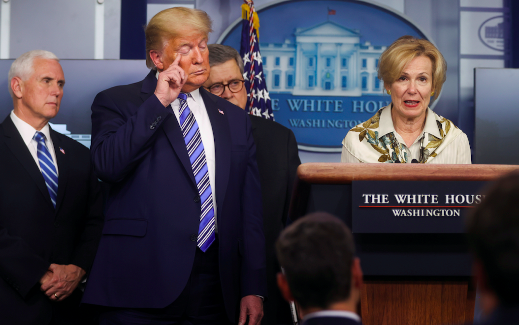 بالفيديو.. ترامب يفر مازحاً من مؤتمر صحفي بعدما قالت مسؤولة تقف بجانبه إنها أصيبت بالحمى