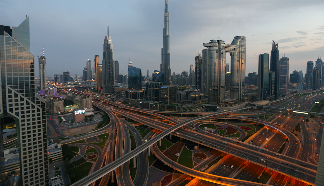 دبي كما لم تشاهدوها من قبل.. شوارعها خالية تماماً ومولاتها الضخمة مغلقة بسبب كورونا (فيديو)
