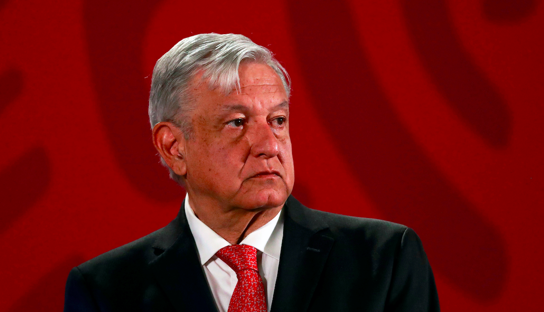 والدة إمبراطور المخدرات إل تشابو توقع رئيس المكسيك في ورطة.. فيديو لمصافحة  فتح عليه نيران المعارضة