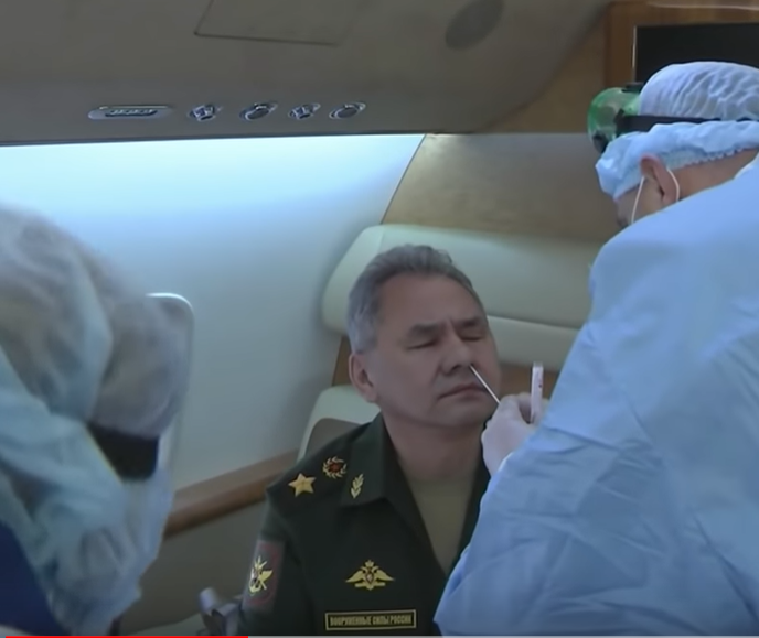 صافح الأسد وبعد المغادرة أخضع نفسه للفحص! فيديو لوزير دفاع روسيا يجري اختبار كورونا