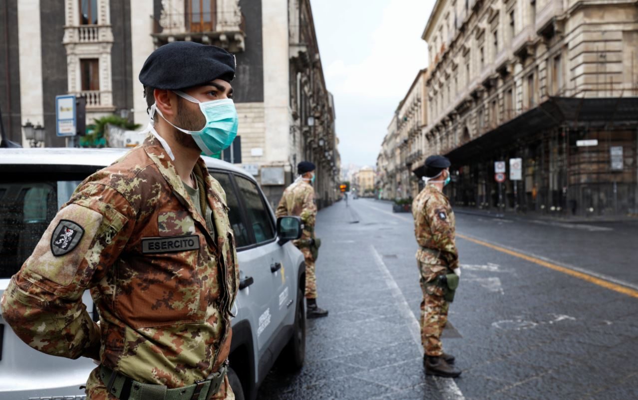 قال رئيس منطقة لومبارديا الإيطالية إن الحكومة وافقت على نشر الجيش في منطقته لفرض العزل