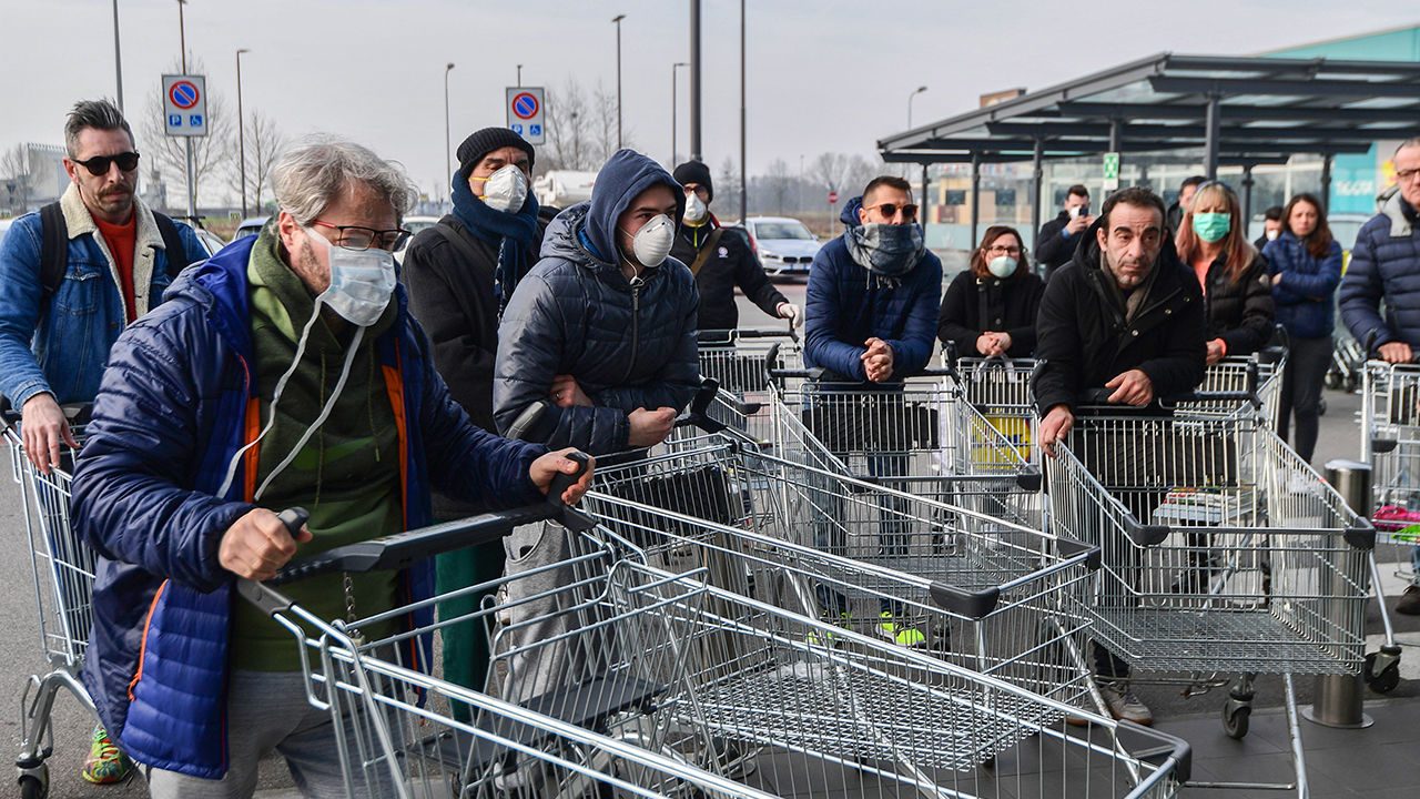 رغم الاتجار بالدين والرأسمالية.. هل يعيد “كورونا” إحياء الضمير الإنساني؟