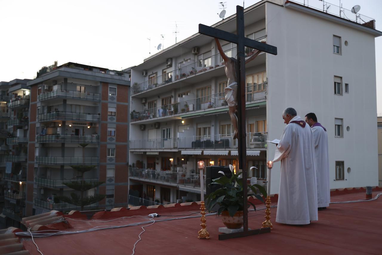 “يمرضون ويموتون كالآخرين”.. صحيفة إيطالية: فيروس كورونا يقتل 67 كاهناً