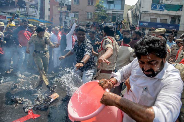 يحرقونهم أحياء ويسقطون عنهم الجنسية.. ماذا تعرف عن اضطهاد المسلمين في الهند؟