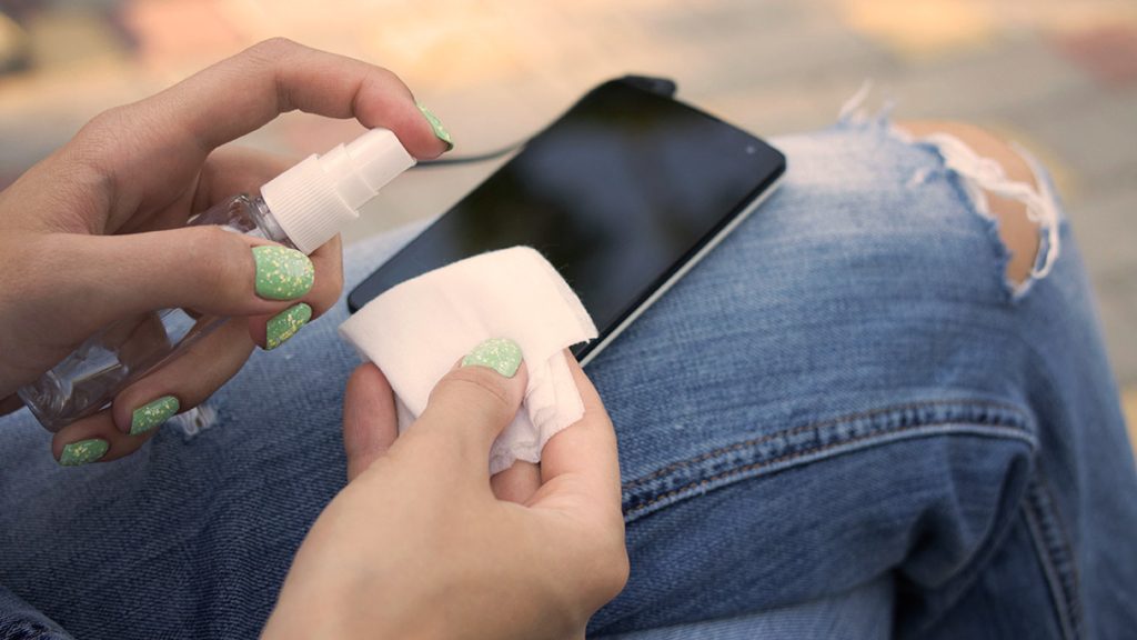 تنظيف شاشة الهاتف بطريقة صحيحة للوقاية من كورونا