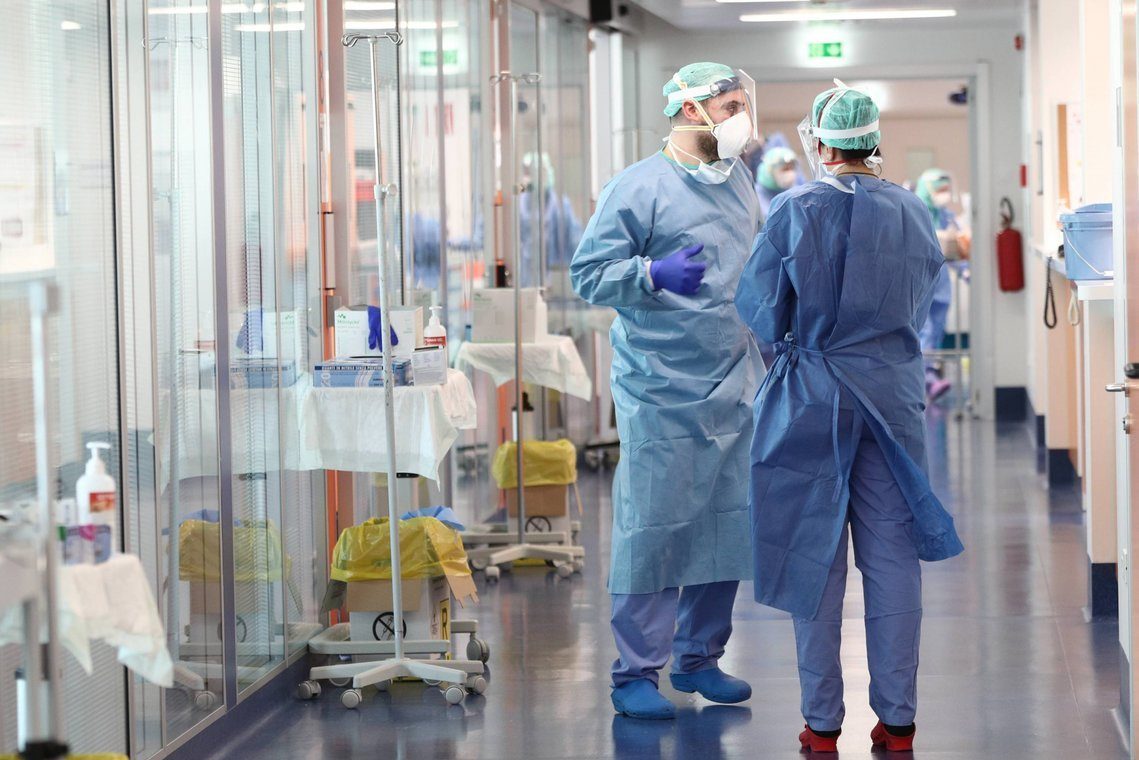 سؤال يخنق الأطباء بغرف الإنعاش: من ننقذ أولاً من مصابي كورونا؟ والاختيار له معايير