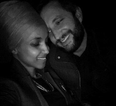 شريك السياسة والحياة.. إلهان عمر تتزوج مدير حملتها الانتخابية