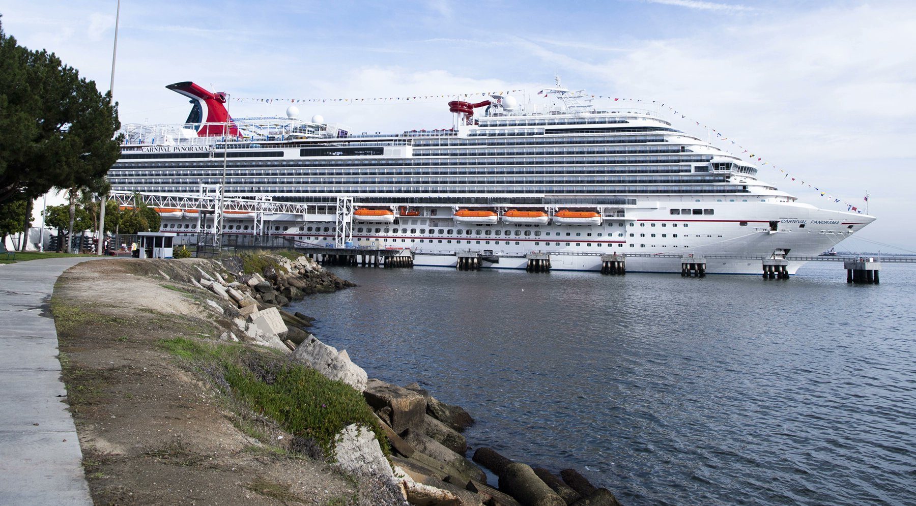 4 آلاف راكب عالقون بسفينة يُشتبه بوصول كورونا إليها في أمريكا.. السلطات منعتهم من التحرك