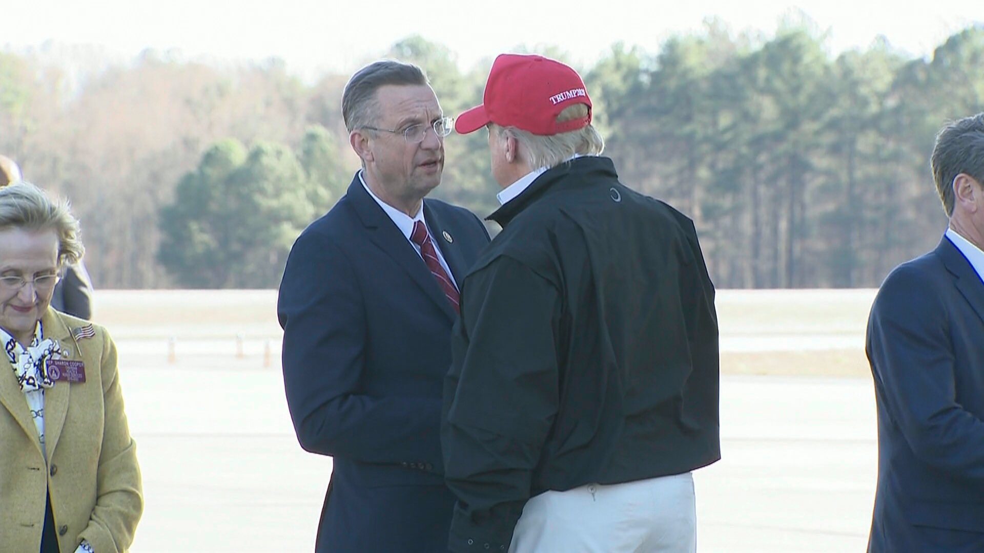 أحدهما صافحه وآخر ركب معه بالطائرة! ترامب التقى بعضوي كونغرس يُشتبه بإصابتهما بكورونا (فيديو)