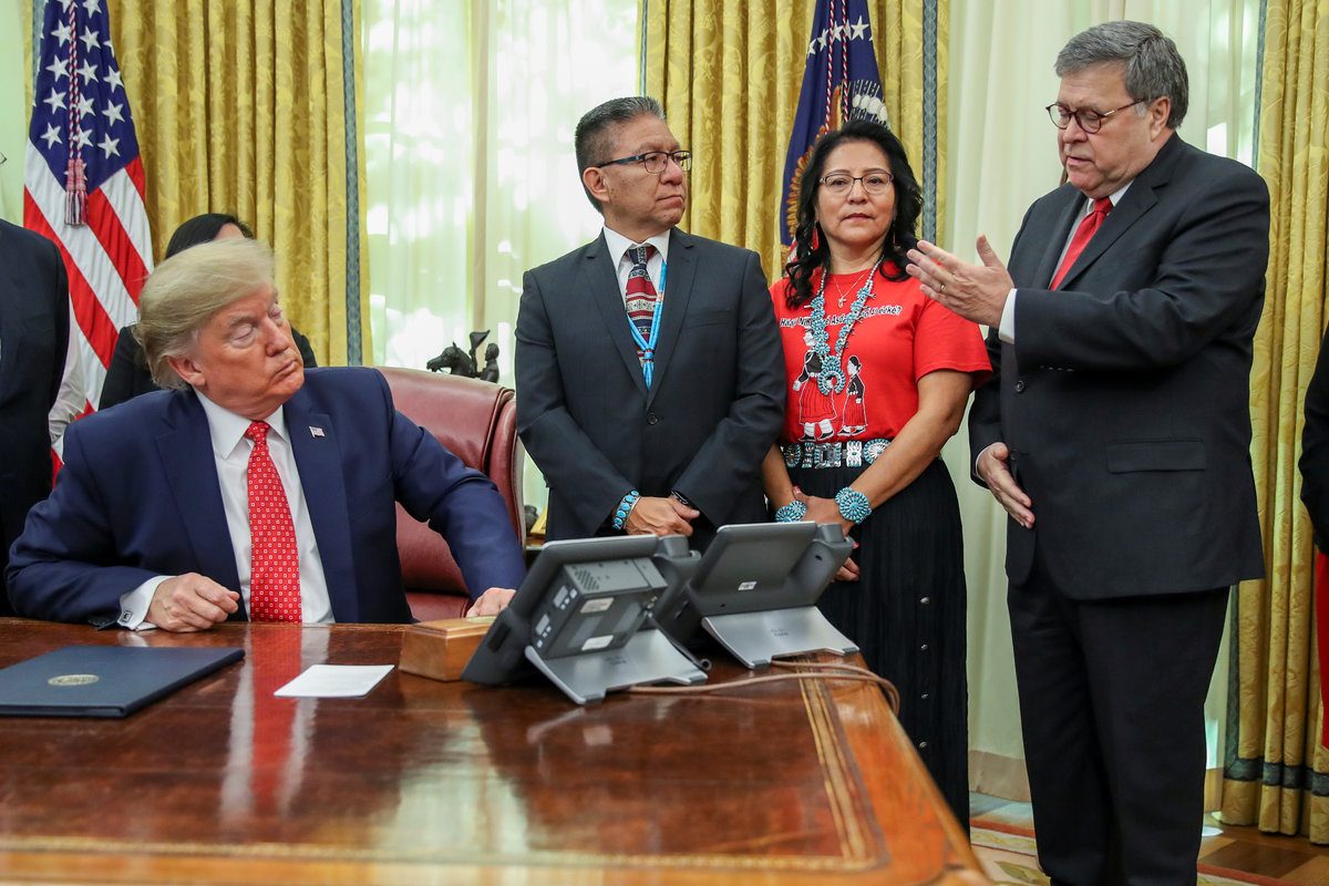 إهمال ترامب يهدد الهنود الأمريكيين.. صحيفة: أكثر ما يمكن منحهم أجهزة تنفس منتهية الصلاحية