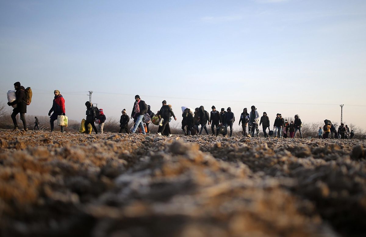 لعبة عض الأصابع.. لهذه الأسباب فتحت تركيا معابرها أمام اللاجئين نحو أوروبا