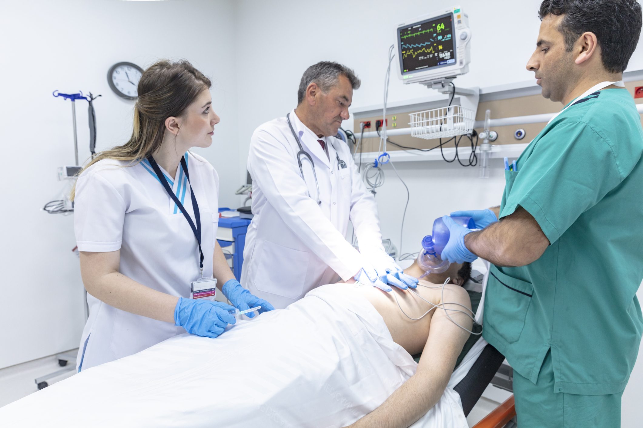 مرضى كثر وموارد شحيحة.. كيف يجبر كورونا الأطباء على اختيار من يعيش ومن يموت؟