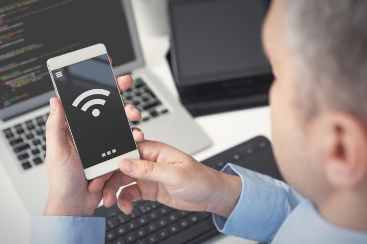 iStock/ اتصل بشبكة Wi-Fi كلما أمكن
