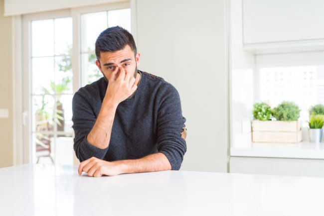 لمس الوجه أثناء تفشِّي فيروس كورونا يزداد..إليك الأسباب