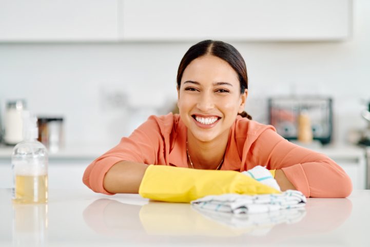 istock\ هل تضر المعقمات بخواتم الزفاف؟