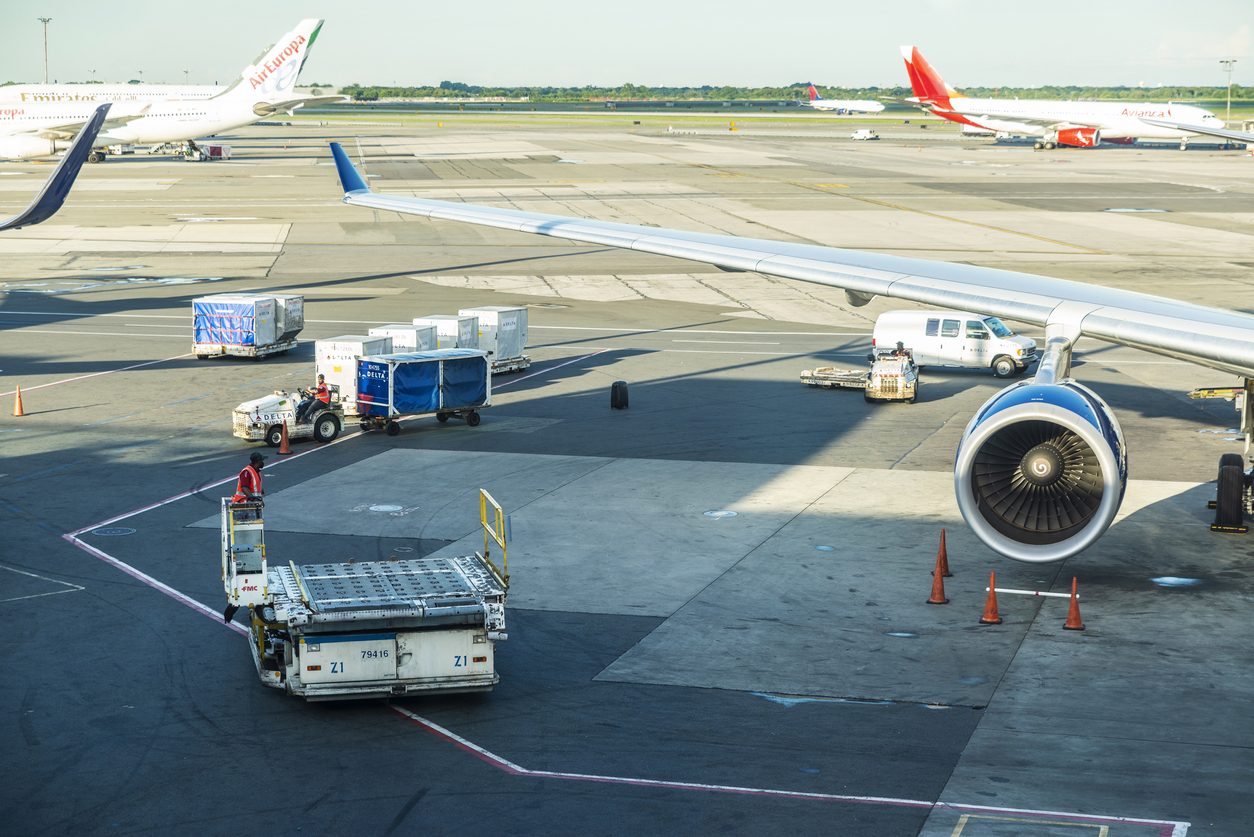 أشعل هذا الطلب الهائل سباقاً بين الدول الأجنبية والمسؤولين الأمريكيين على جميع مستويات القطاعين الحكومي والخاص، للحصول على معدات الحماية وأجهزة التنفس