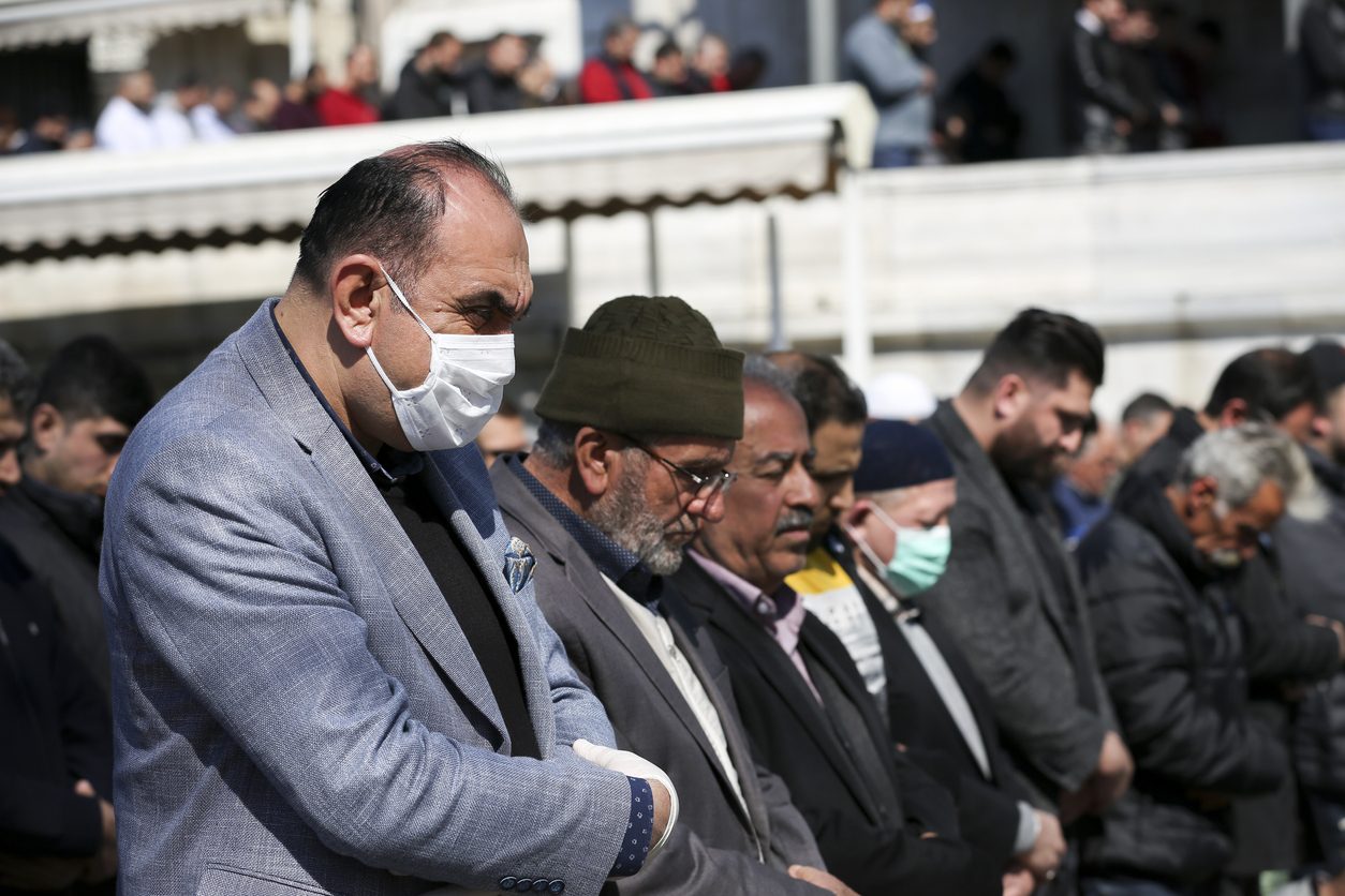 الدعاء والتضرع إلى الله في زمن كورونا.. لماذا يعتبرهما البعض تخلُّفاً ورجعية؟