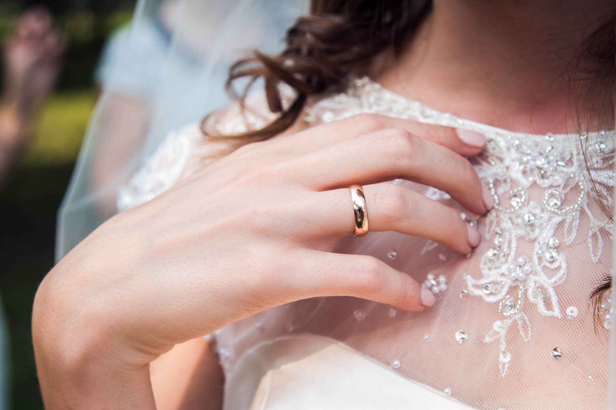 هل تضر المعقمات بخواتم الزفاف؟