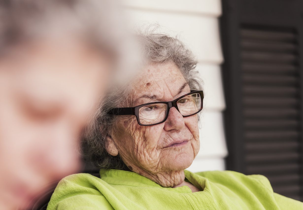 حين تُصبح الأم عالة على أولادها وثقيلة عليهم فيتخلصون منها!