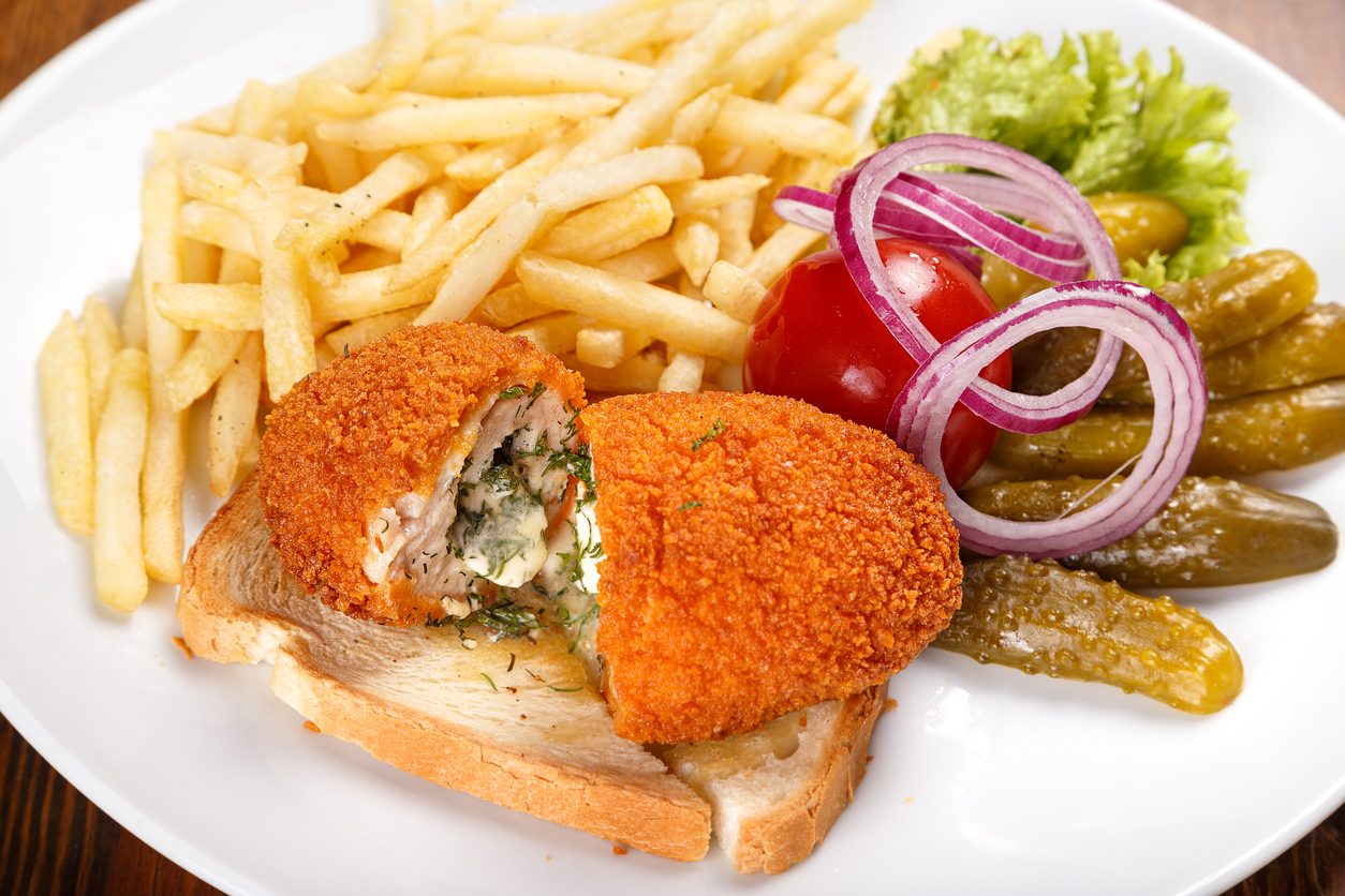 يحضّر في 20 دقيقة.. طريقة عمل الدجاج المحشي بالزبدة والثوم البري