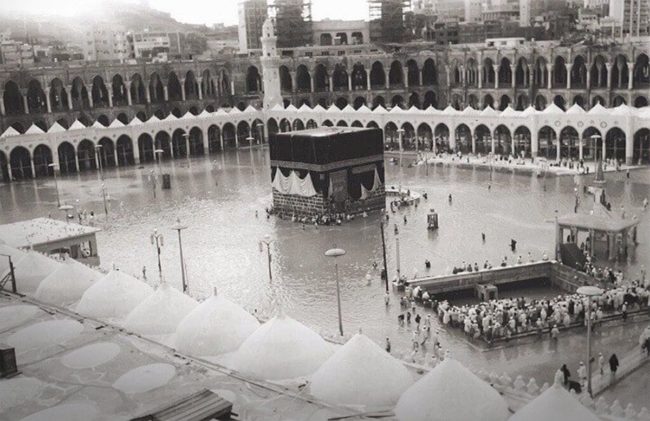 الدماء أغرقت صحن الكعبة وجثث الحجاج سدت بئر زمزم.. أفظع مذبحة ارتُكبت بالحرم ومنعت الحج 10 سنوات