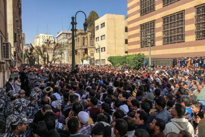 تجمع المصريين للكشف عن فيروس كورونا/ نيويورك تايمز