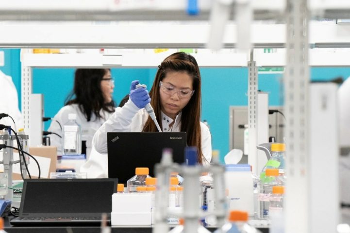 الاختبارات في شركة RNA للأدوية Arcturus Therapeutics في سان دييغو كاليفورنيا/ رويترز