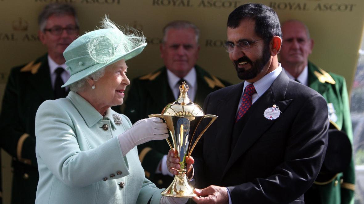 "ستنأنى بنفسها عن الظهور معه".. تايمز: الملكة إليزابيث ستتحاشى حاكم دبي بعد اتهامه بخطفه لبناته